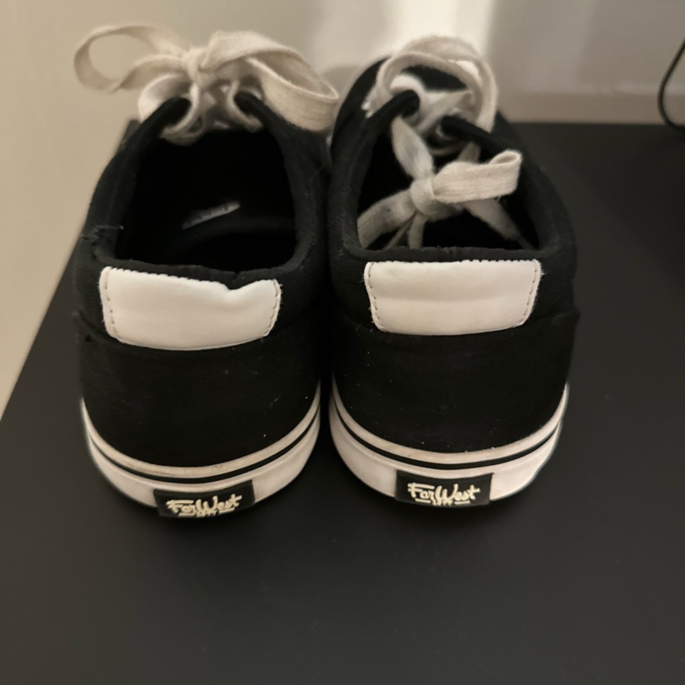 Classic Black Canvas Sneakers with White Laces - Picture 3 of 4